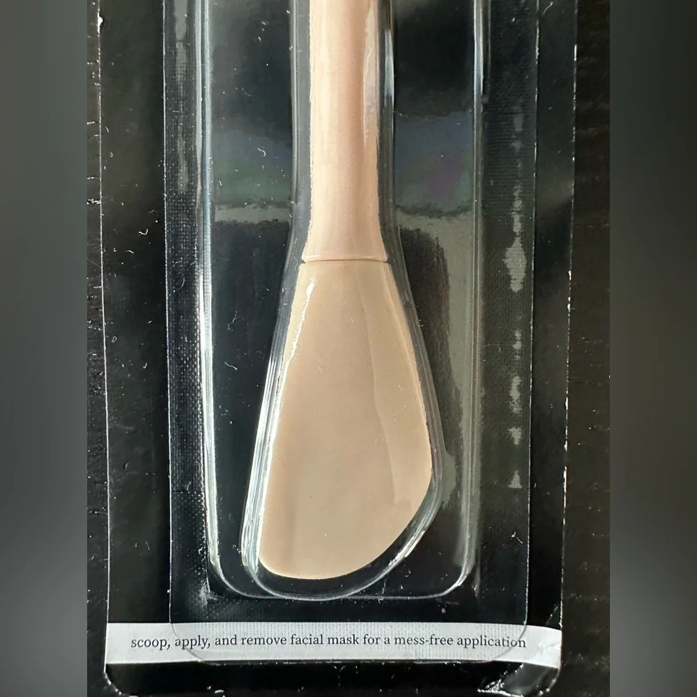 SASSY + CHIC MASK APPLICATOR